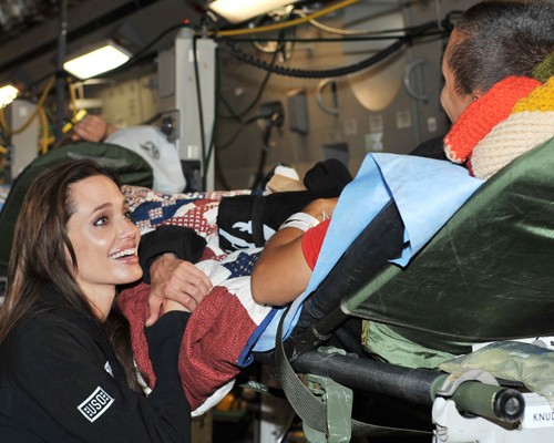 Η Angelina Jolie στο πλευρό τραυματισμένων στρατιωτών
