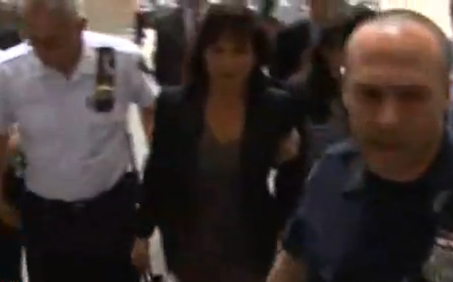 Η σύζυγος του Στρος Καν και μια από τις κόρες του έφθασαν στο δικαστήριο