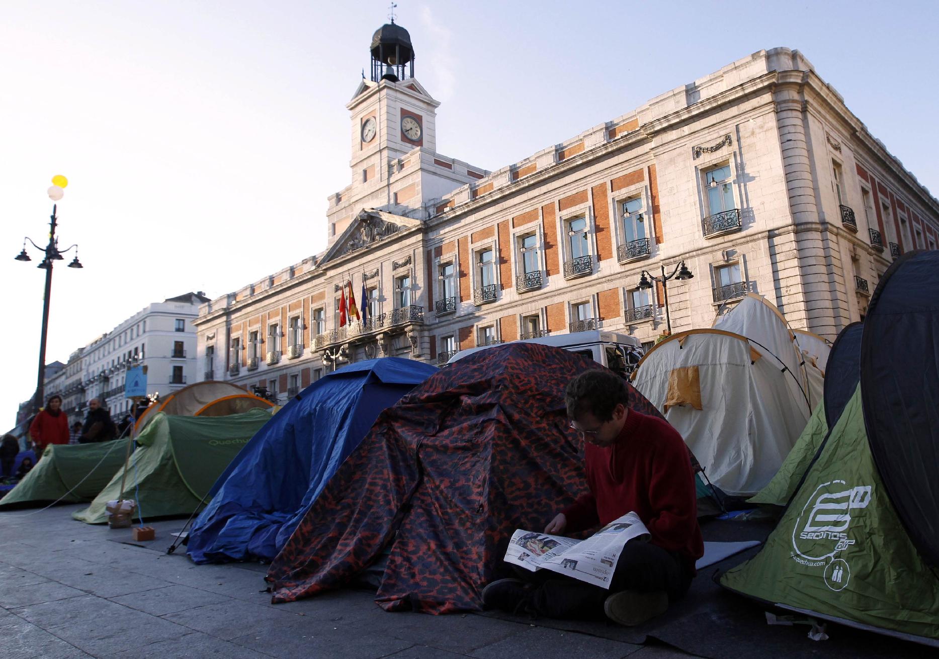 Οι διαδηλωτές αγνοούν την απαγόρευση