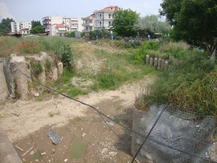 Άφησαν στη μέση υπόγεια διάβαση στα Τρίκαλα