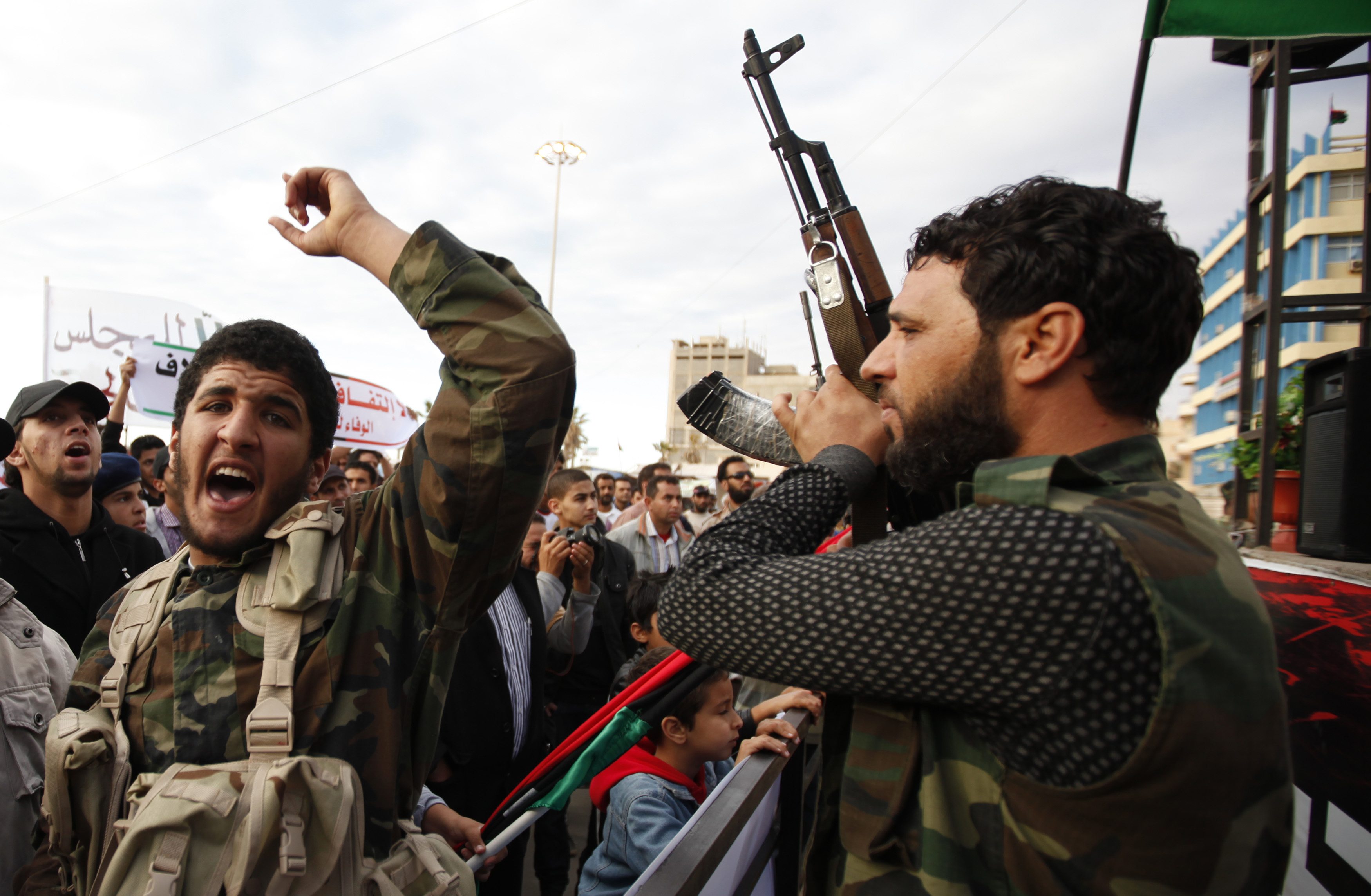 Οι αντικαθεστωτικοί ελέγχουν στρατόπεδο στην είσοδο της Τρίπολης