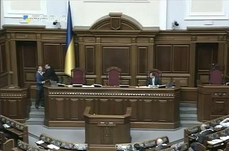 Πιάστηκαν στα χέρια μέσα στη Βουλή