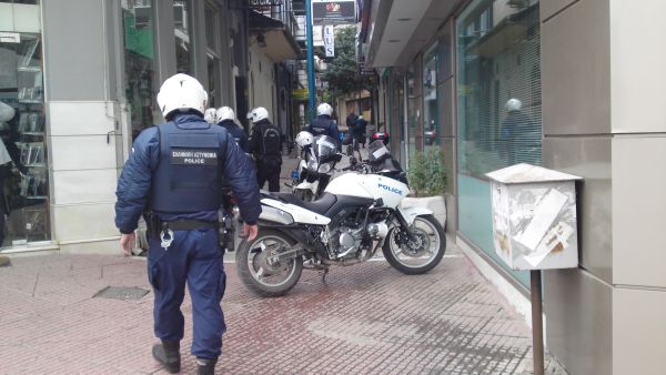 Μπήκε μπουσουλώντας και… άρπαξε τη τσάντα!