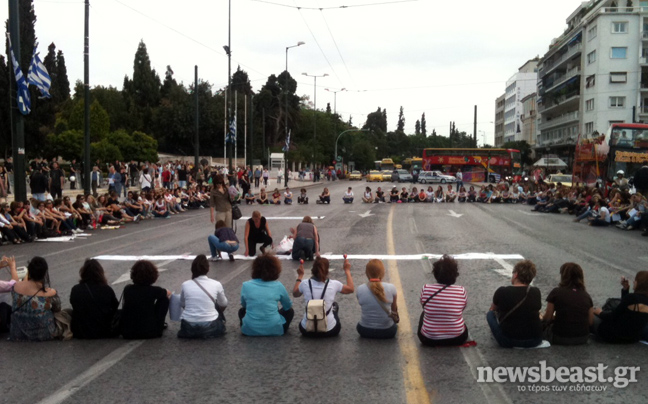 Καθιστική διαμαρτυρία μπροστά από τη Βουλή