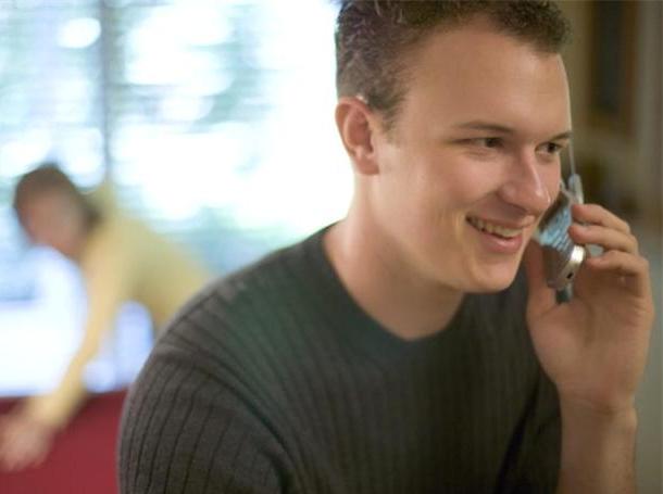Η πολυλογία στο κινητό μειώνει τη γονιμότητα των ανδρών