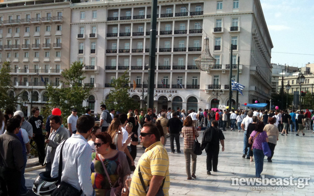 Άρχισαν να συγκεντρώνονται οι «Αγανακτισμένοι Έλληνες»