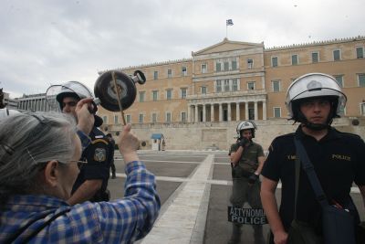 Απαγορευμένη ζώνη το Σύνταγμα για τους βουλευτές