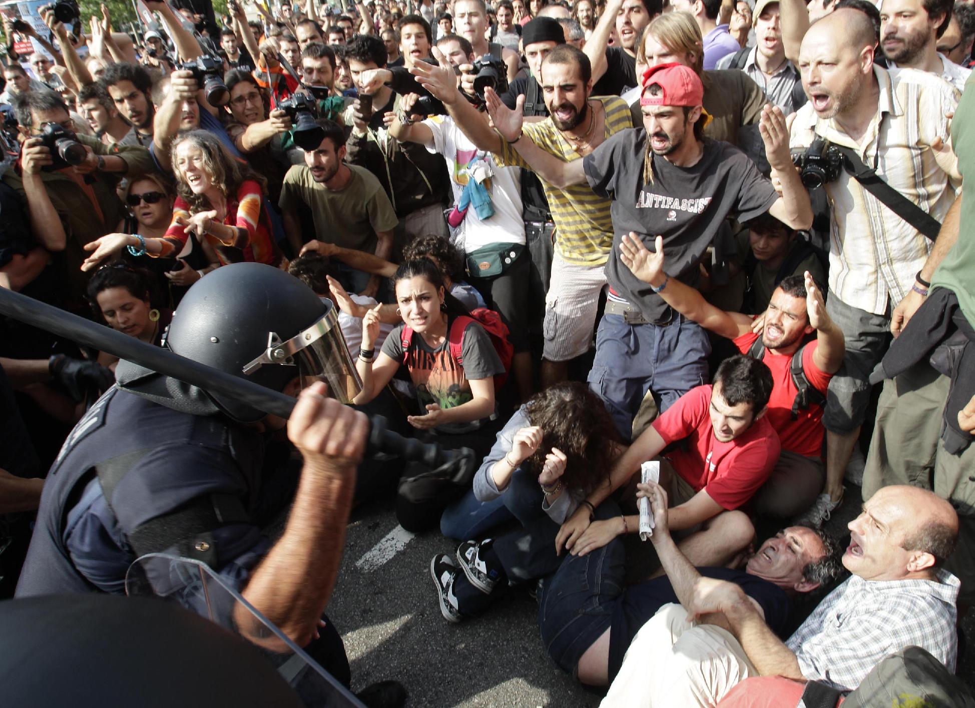 Γκλομπ και σφαίρες καουτσούκ κατά Ισπανών διαδηλωτών!