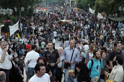 Παραμένουν χιλιάδες «αγανακτισμένοι» στο Σύνταγμα