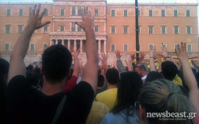 Χιλιάδες αγανακτισμένοι μπροστά στη Βουλή