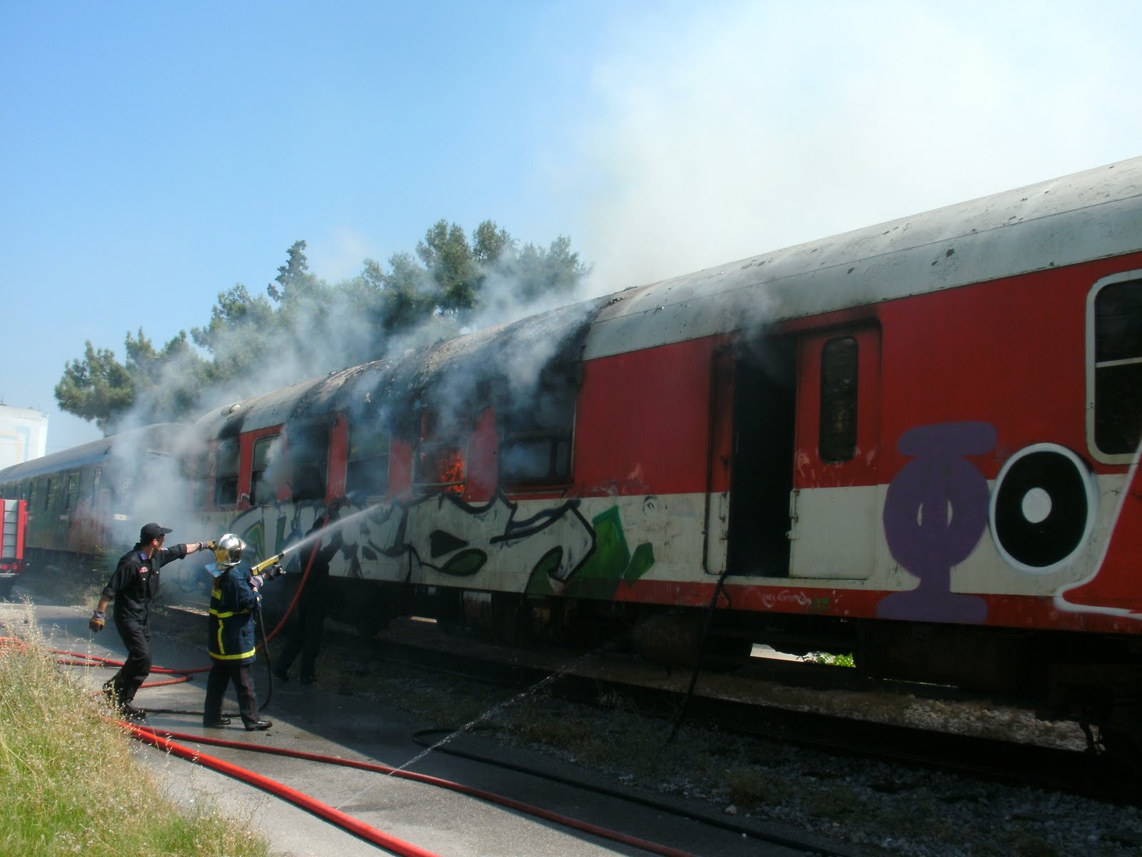 Στις φλόγες αμαξοστοιχία του ΟΣΕ