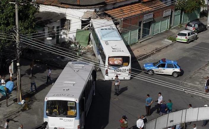 Το λεωφορείο μπήκε στο σαλόνι τους