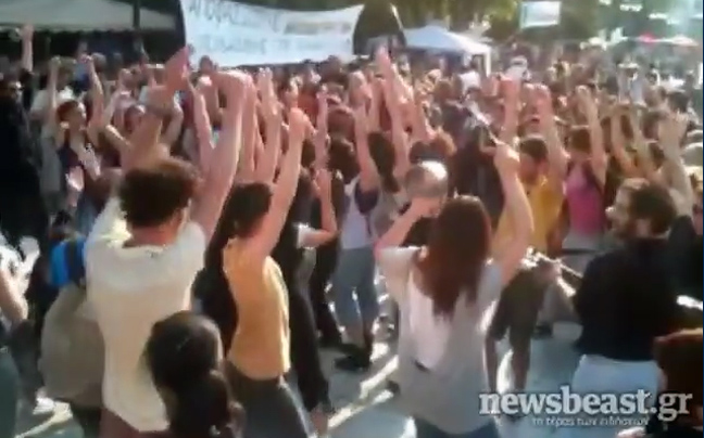Διαμαρτυρία μετά… χορού στην πλατεία Συντάγματος