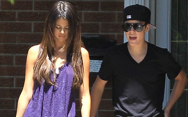 Ο Justin Bieber ξεναγεί τη Selena στα μέρη του