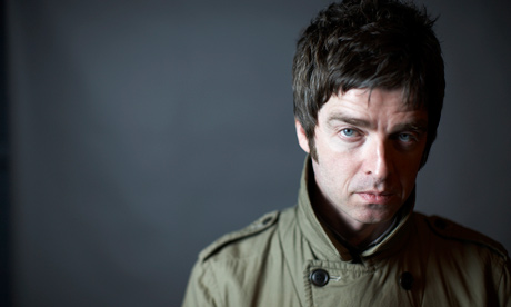 O Noel Gallagher ντύνεται γαμπρός