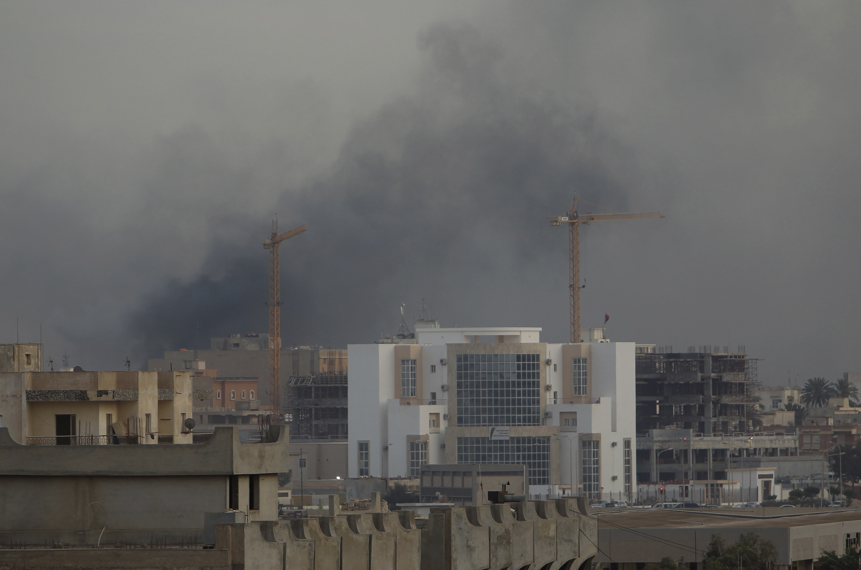 Σφοδρές εκρήξεις στην Τρίπολη