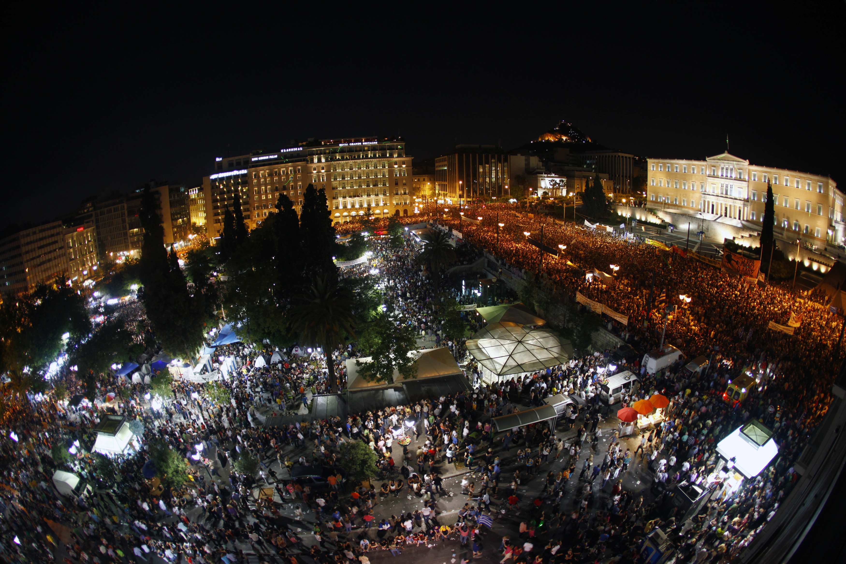 «Οι διαμαρτυρίες στις πλατείες δεν γίνονται με κομματικές σημαίες, αλλά κάτω από σύμβολα που ενώνουν»