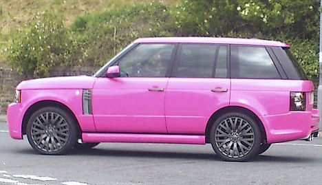 Έβαλε και ένα ροζ Range Rover στη συλλογή της