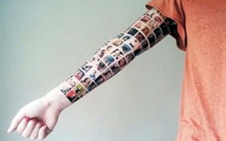 Χτύπησε τατουάζ με 152 φίλους από το facebook