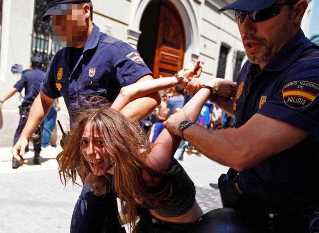 Δεκάδες τραυματίες σε συγκρούσεις αστυνομικών-διαδηλωτών