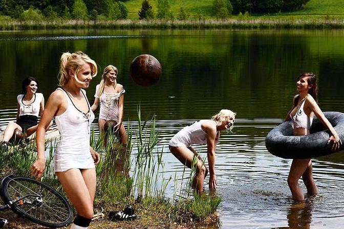 Άφησαν το γήπεδο για… φωτογράφιση στο Playboy