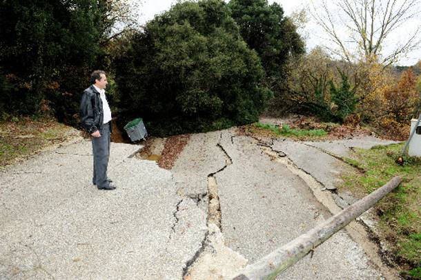 Κόπηκαν στα δύο δρόμοι στα Τρίκαλα