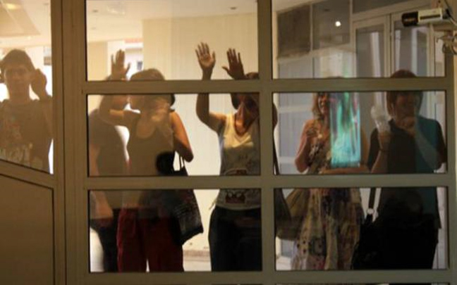 Πολιτικοί έφυγαν από την… πίσω πόρτα
