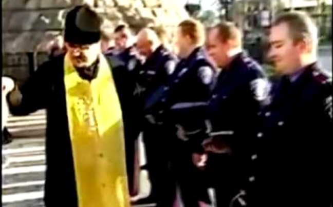 Ο… αναρχικός παπάς και ο αγιασμός