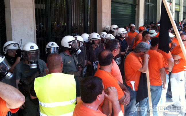 Χημικά κατά διαδηλωτών στο υπουργείο Εργασίας