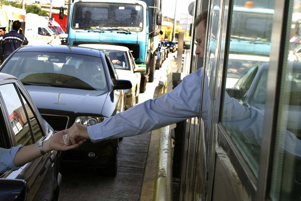 Αποχώρησαν οι ιδιοκτήτες ταξί από τα διόδια του Ρίου