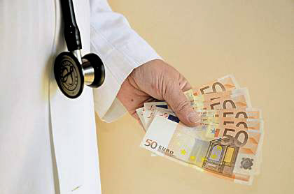 Γιατρός κατηγορείται ότι έκλεβε τα χρήματα ασθενών