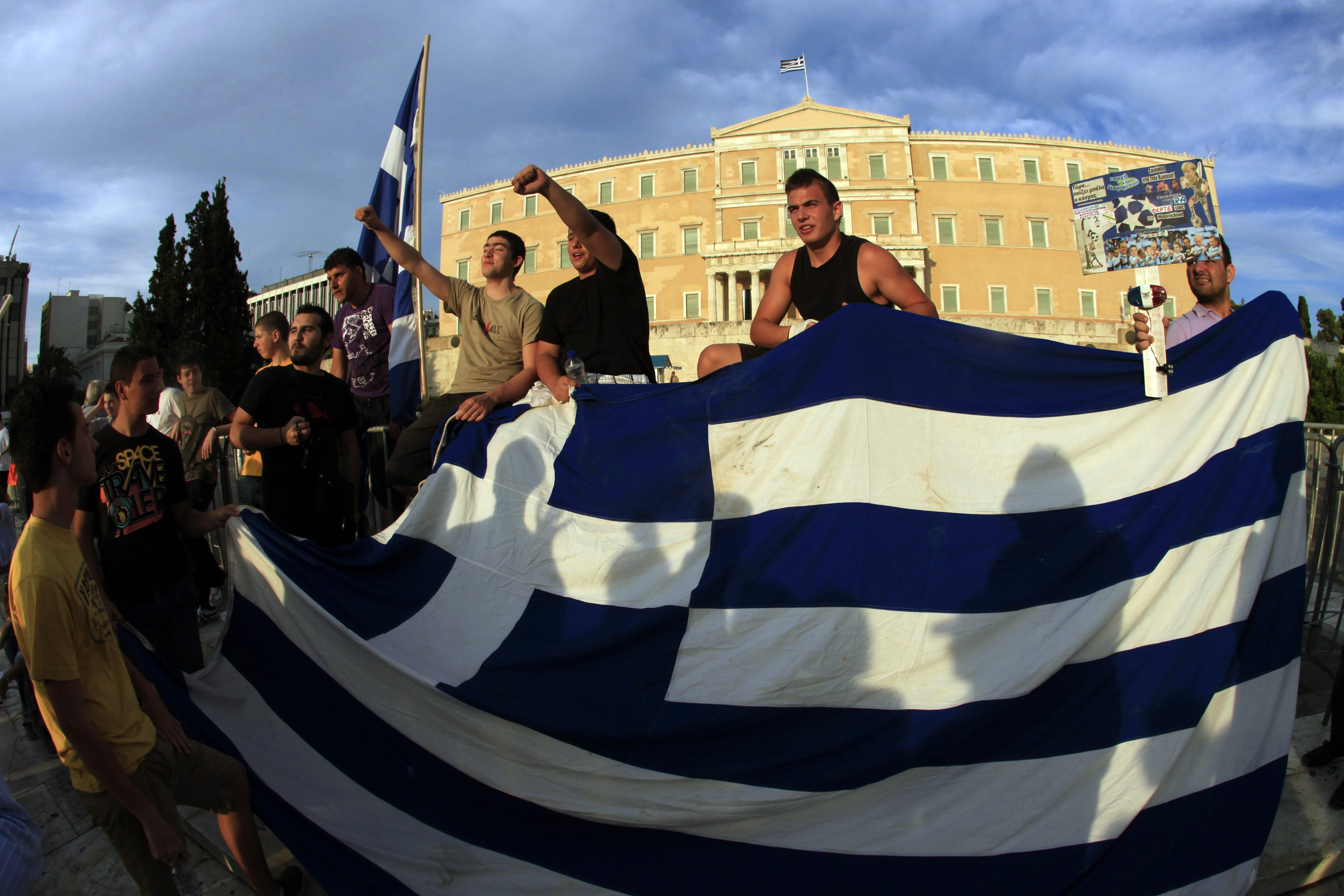 «Κλοιό» γύρω από τη Βουλή σχεδιάζουν οι «Αγανακτισμένοι»