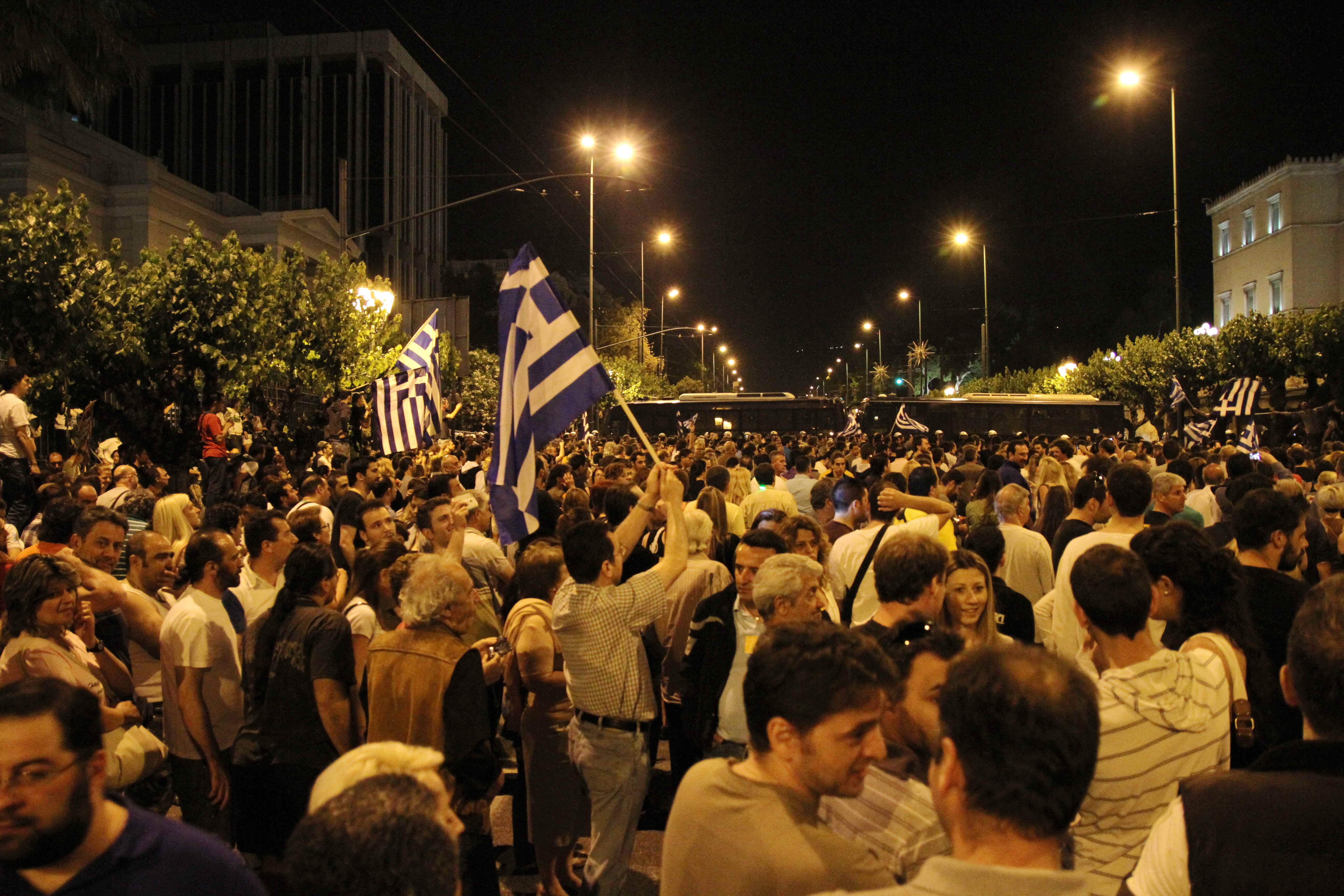 Τι «έγραψαν» με λέιζερ στον τοίχο της Βουλής