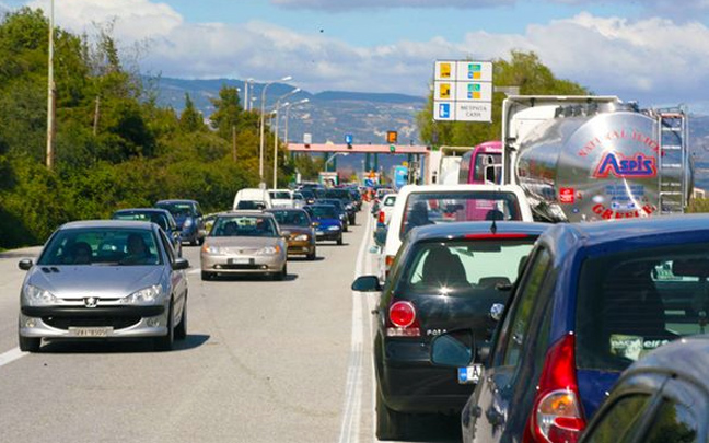 Με τεράστια δυσκολία η κίνηση στην Πατρών-Κορίνθου