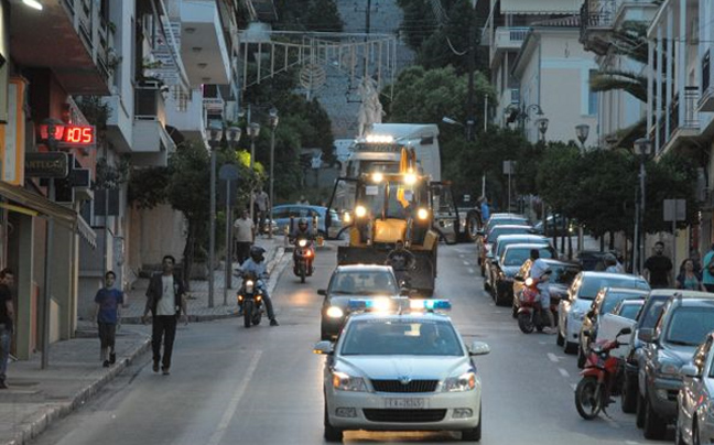 «Αγανάκτησαν» με μπουλντόζες και φορτηγά