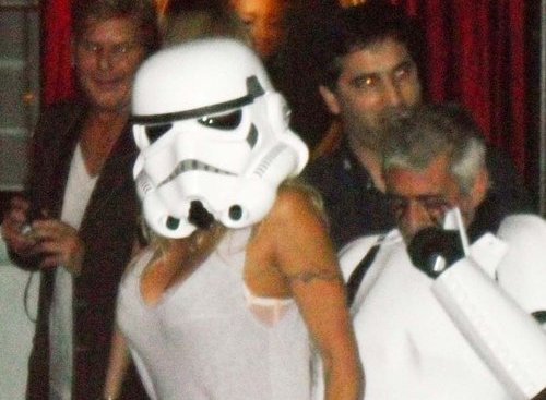 Ποια κρύβεται κάτω από τη μάσκα;