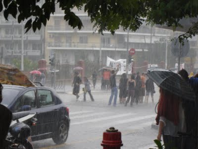 Ογκώδεις διαδηλώσεις στη Θεσσαλονίκη παρά τη δυνατή βροχή