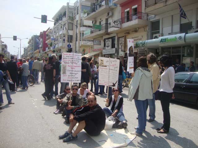 Καθιστική διαμαρτυρία Αγανακτισμένων στα Τρίκαλα