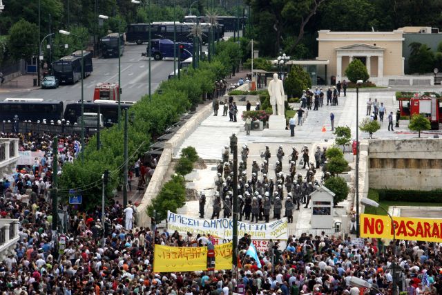 Μάχες μεταξύ κουκουλοφόρων και ακροδεξιών