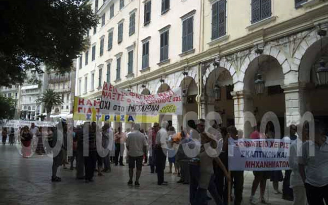 Αγανάκτησαν και απέκλεισαν το δημαρχείο