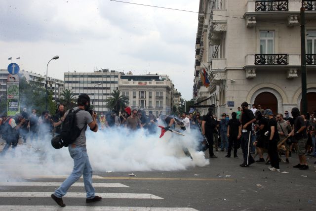 Οι αστυνομικοί κάλυψαν τα πρόσωπά τους εξαιτίας των δακρυγόνων