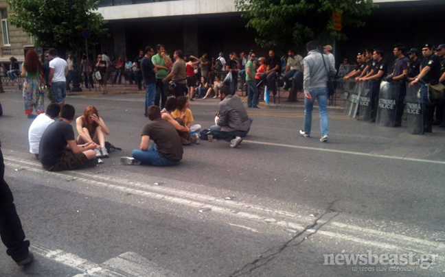 Καθιστική διαμαρτυρία κοντά στο Μαξίμου