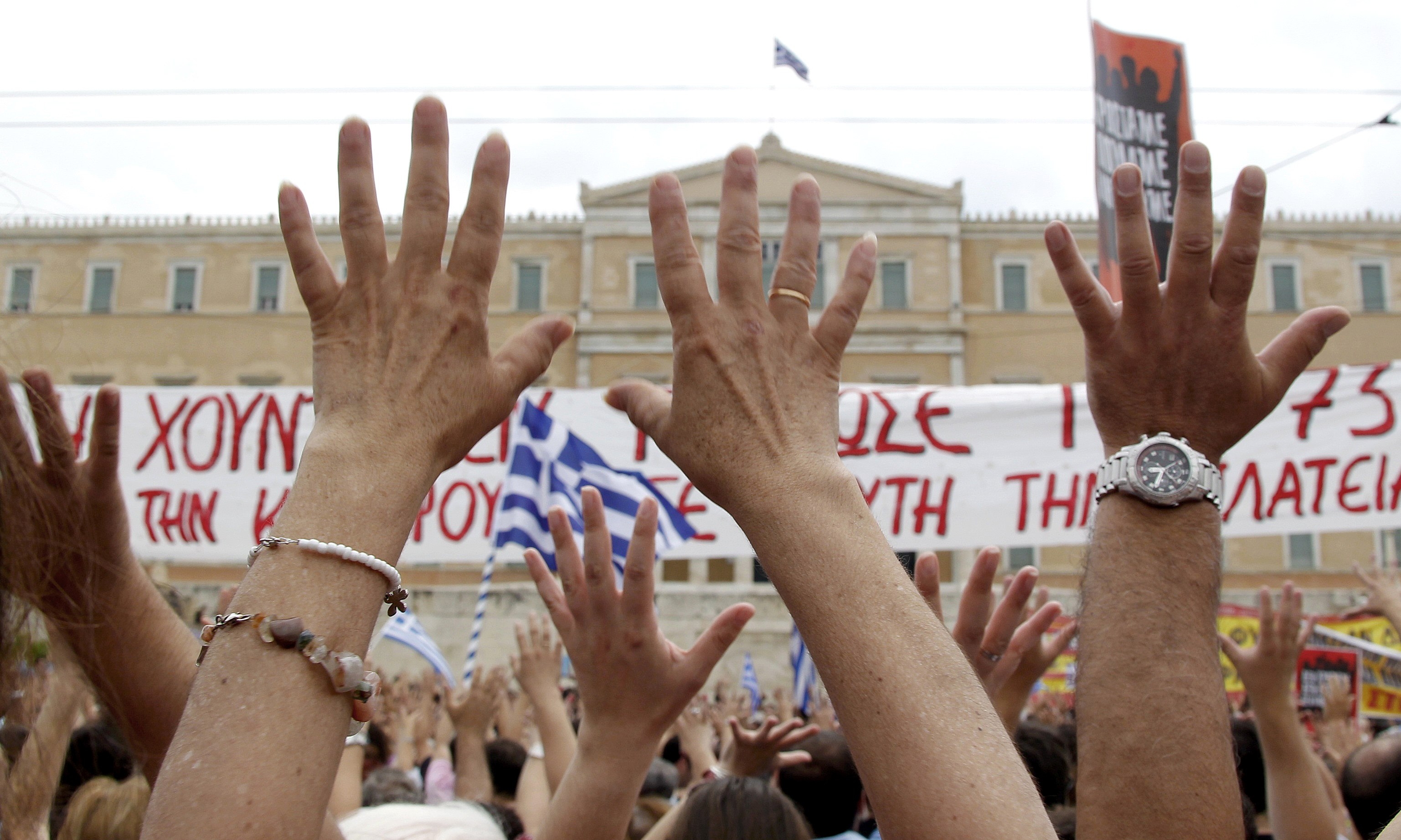 Οι «Αγανακτισμένοι»  και τα&#8230; ρούχα του Μανωλιού