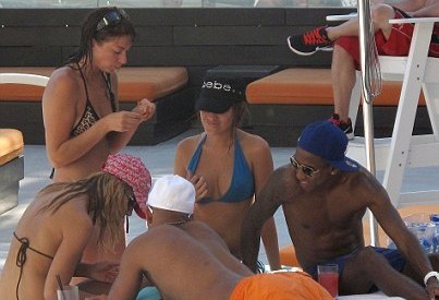 Μόλις χώρισε… και το ξεπέρασε με ένα pool party