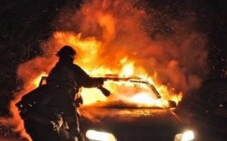 Οχήματα του ΟΤΕ έκαψαν οι εμπρηστές στο Μαρούσι
