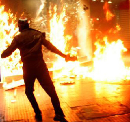 Επίθεση με μολότοφ σε αστυνομικούς στη Θεσσαλονίκη