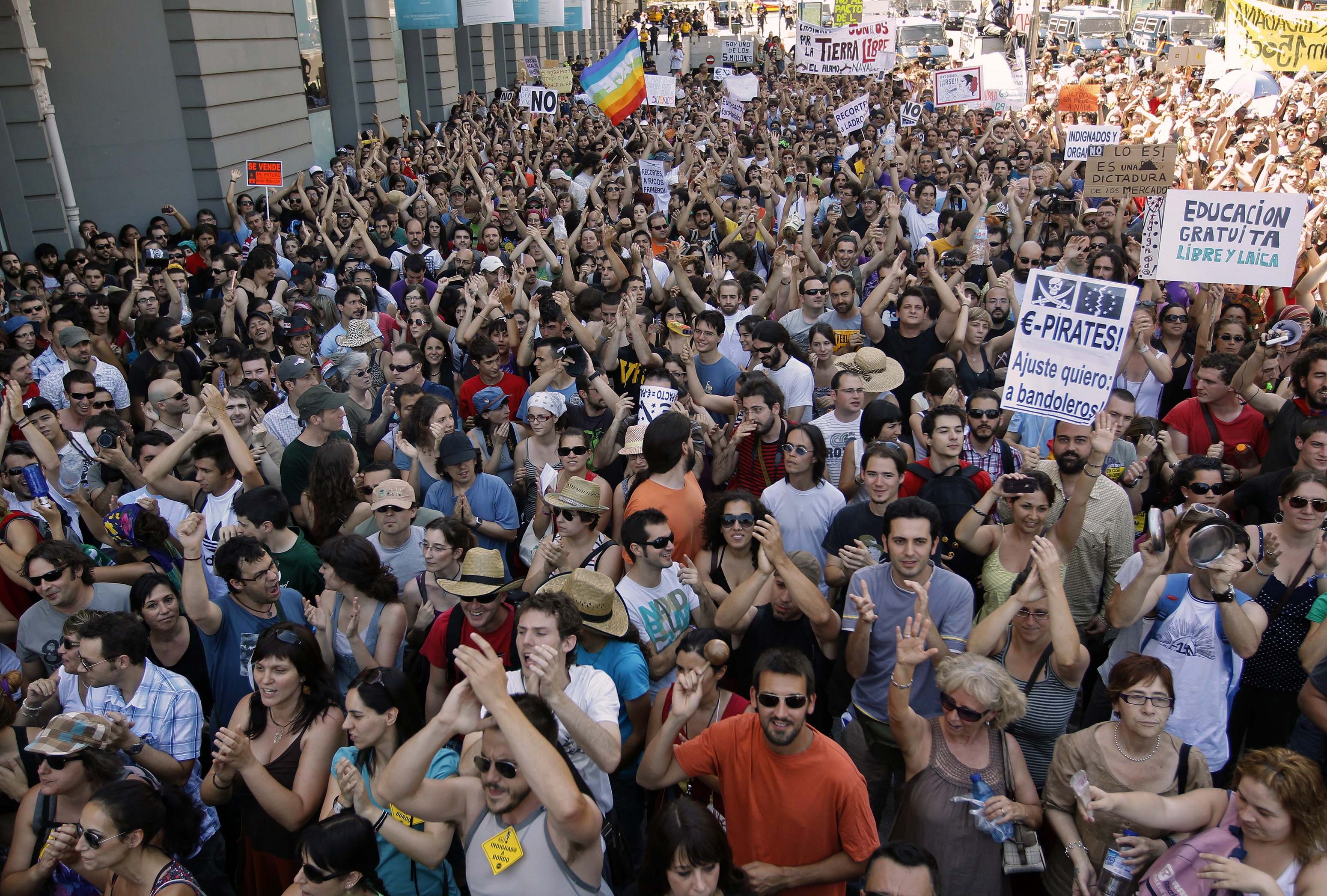 Διαδήλωσαν ειρηνικά οι Ισπανοί Αγανακτισμένοι