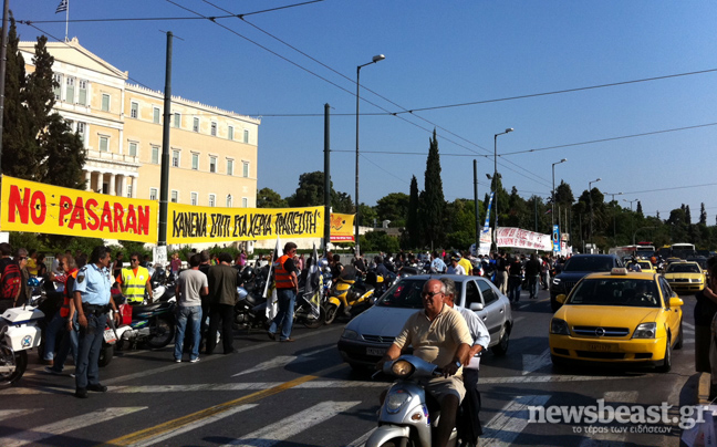 Άρχισαν να συγκεντρώνονται οι Αγανακτισμένοι στο Σύνταγμα