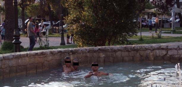 Γυμνοί ανήλικοι Ρομά κάνουν βουτιές στα συντριβάνια