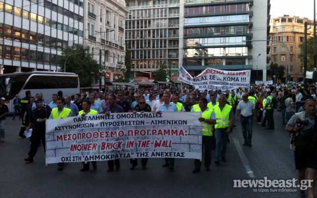 Και οι ένστολοι στην «πλατεία Αγανακτισμένων»